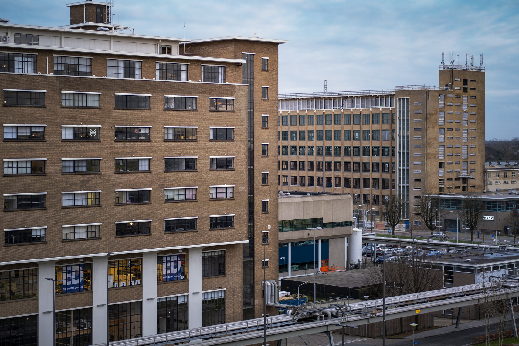 Eindhoven, met het glasgebouw waar nu het Eindhovens Dagblad is gehuisvest en op de achtergrond de Philips bedrijfsschool met de Philips fontein